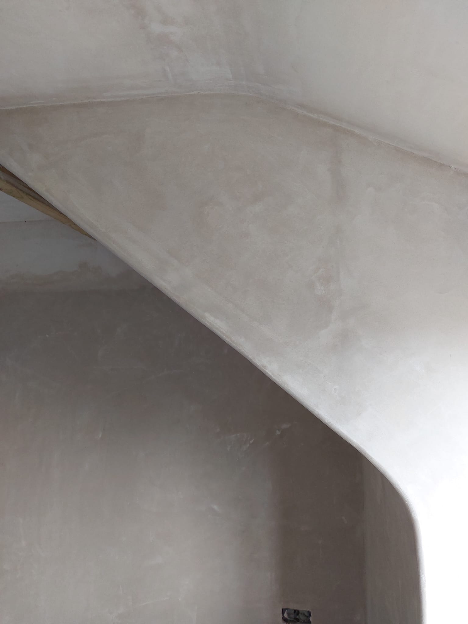 Sloping ceiling meeting the wall in a smooth curve