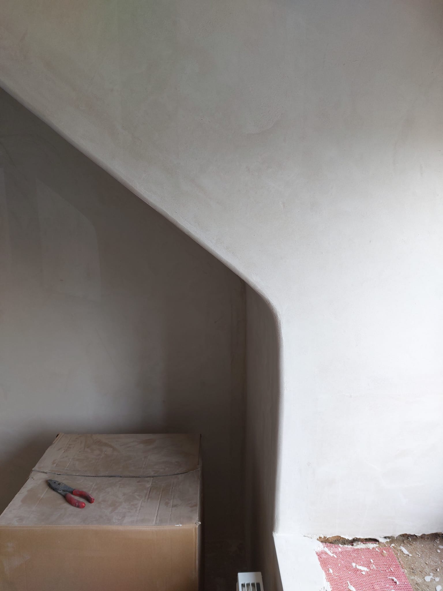 Curved plaster return into an alcove