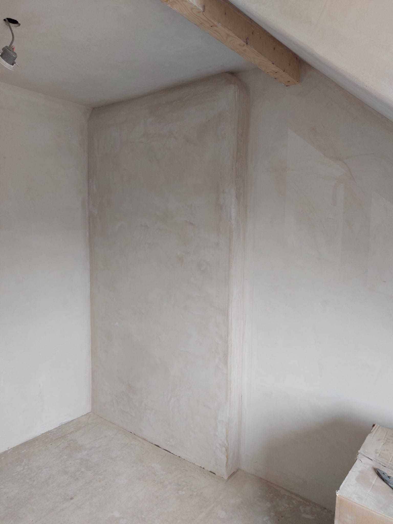 Plastered corner beneath an oak beam